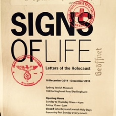 Poster zur Sonderausstellung "Signs of Life", die letzte Briefe von Opfern des Holocaust ausstellt